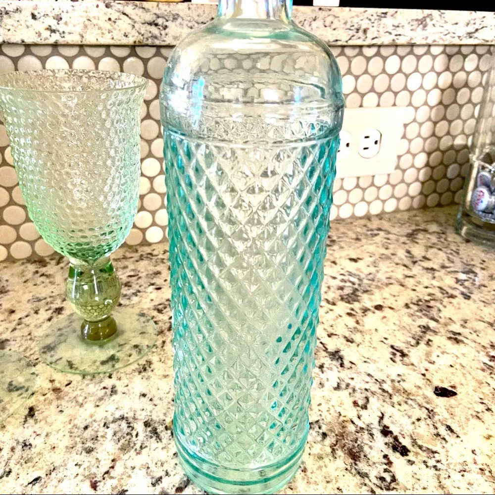 3 glasses with a vase set. Has a vintage feel & look. Very nice wine set.